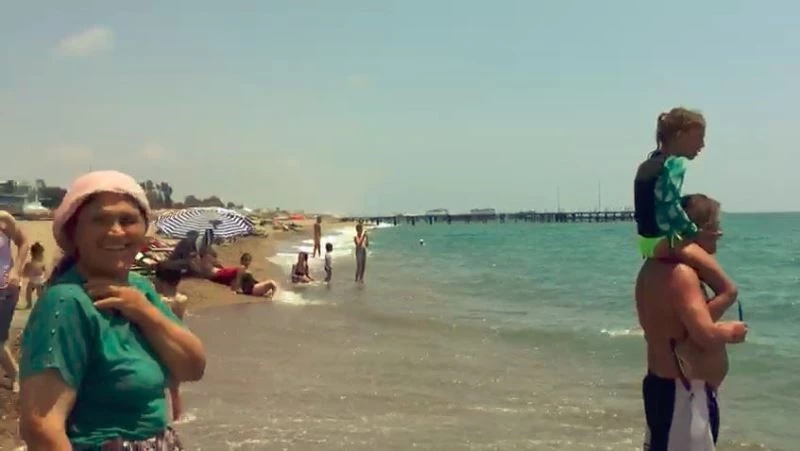 Sahile gelen caretta caretta, tatilcileri önce korkuttu sonra güldürdü
