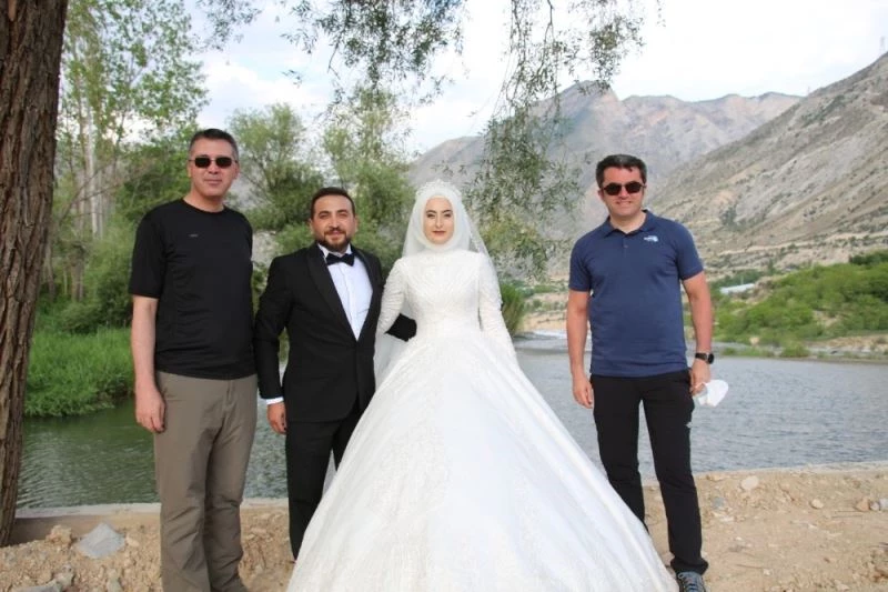 Vali Memiş, yeni evlenen çiftle hatıra fotoğrafı çekildi
