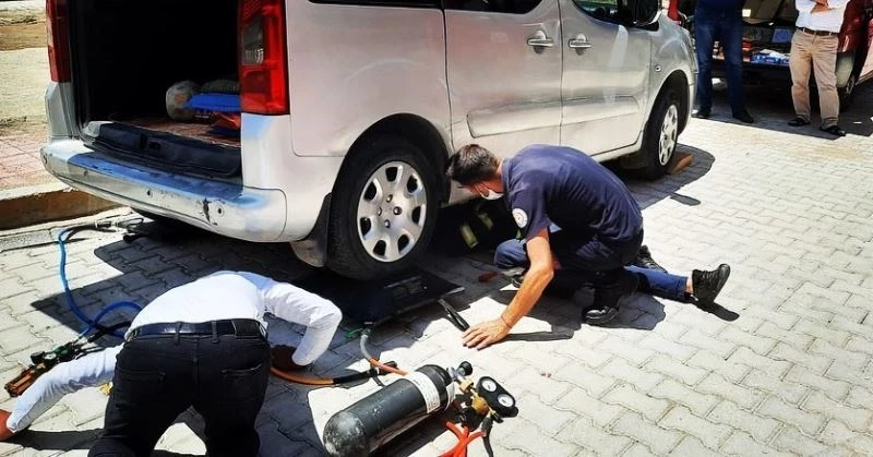 Araç motorunda sıkışan kedi kurtarıldı
