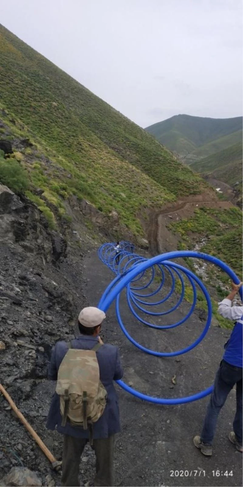 VASKİ’nin çalışmalarına mahalle halkından kazma kürekli destek
