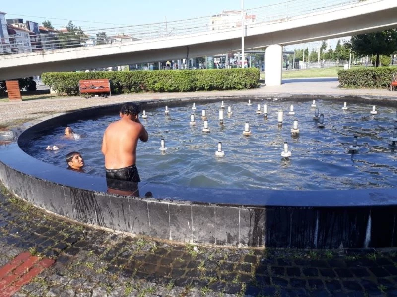 Serinlemek için 220 volt elektriğin içinde yüzdüler
