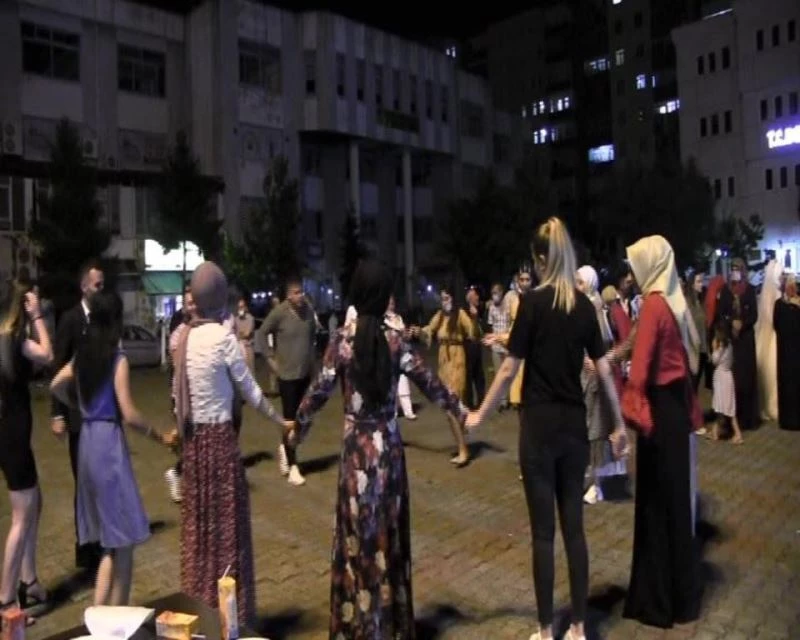 Pandemi sürecinde düğünlerden siyah-beyaz manzaralar
