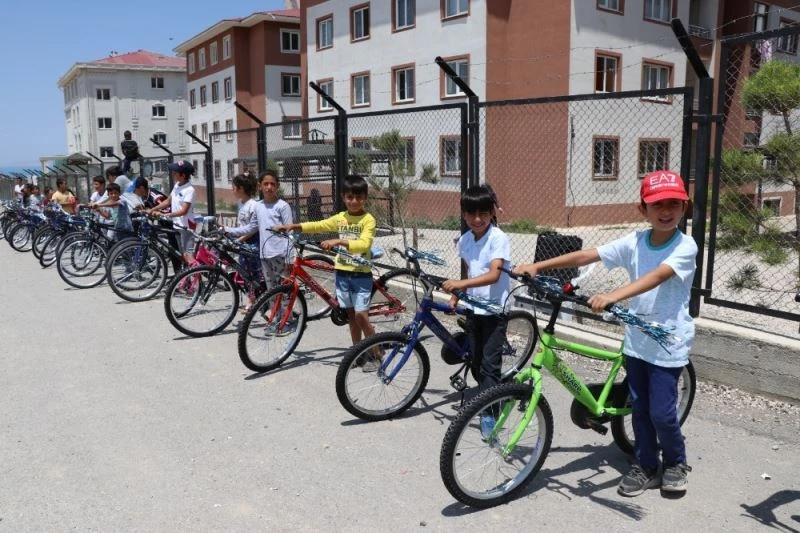 Babasız çocukların bisiklet sevinci
