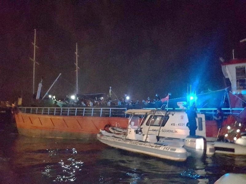 İzmir’de bir gemide 268 düzensiz göçmen yakalandı

