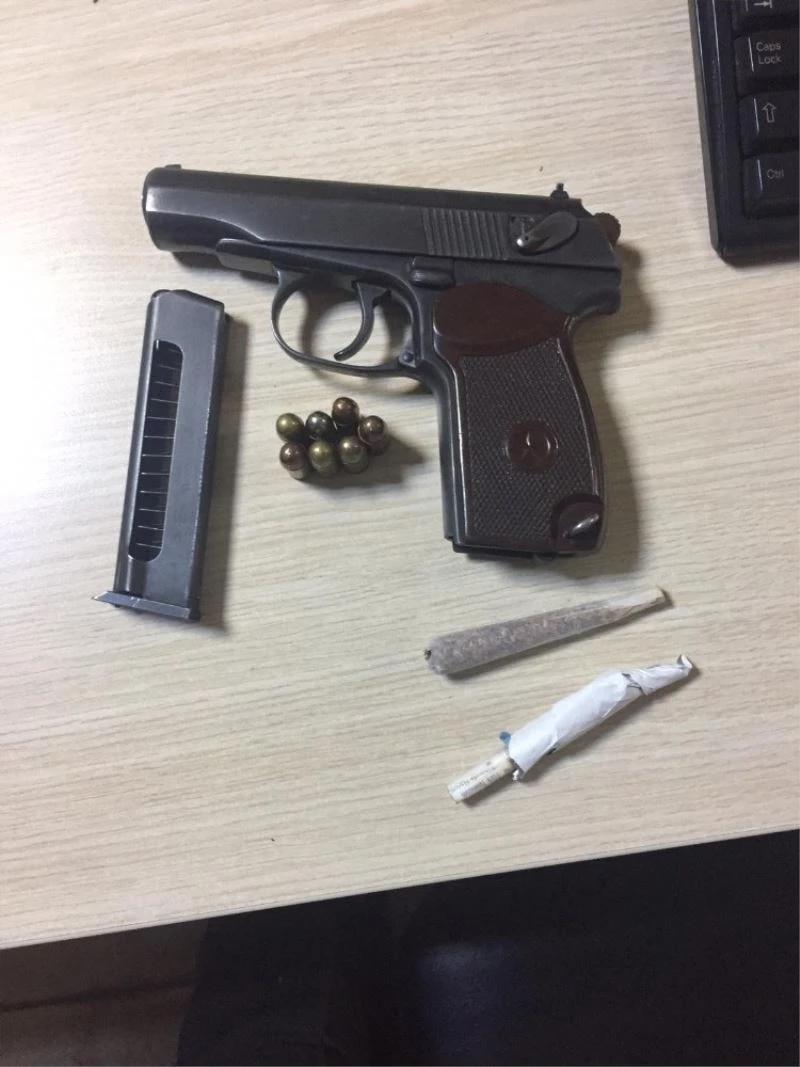 Şüphelendikleri şahsın üzerinden uyuşturucu ve silah çıktı
