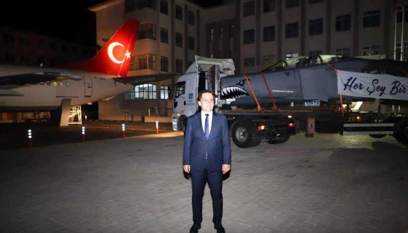 Okul bahçesinde yolcu uçağından sonra savaş uçağı da olacak