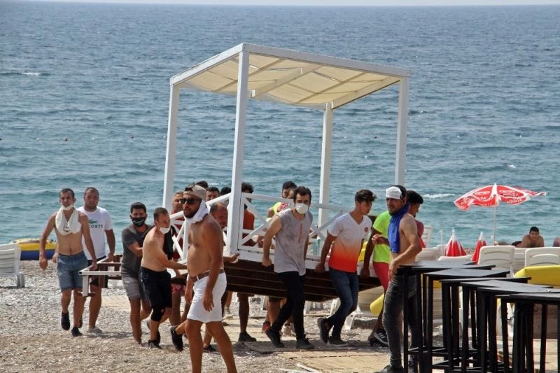 Dünyaca ünlü sahilde loca gerginliği
