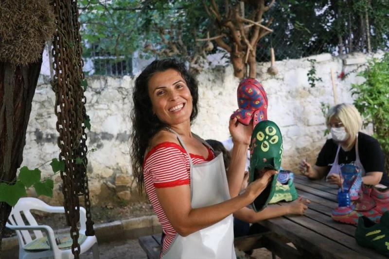 Giyilmeyen ayakkabılar kuşlara rengarenk yuva oldu