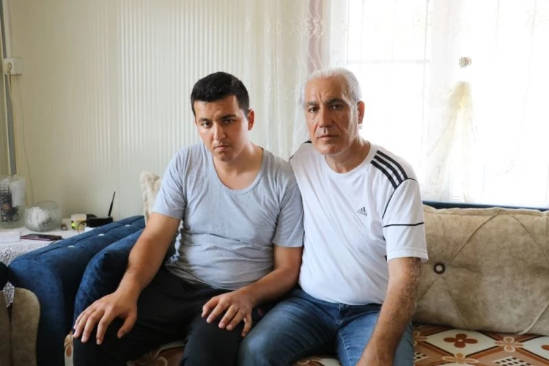 Yoldan geçme parası istedikleri engelli genci sopayla dövdüler
