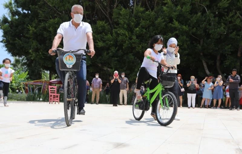 Görme engelli Ecrin, bisiklet sürerek gönülleri fethetti
