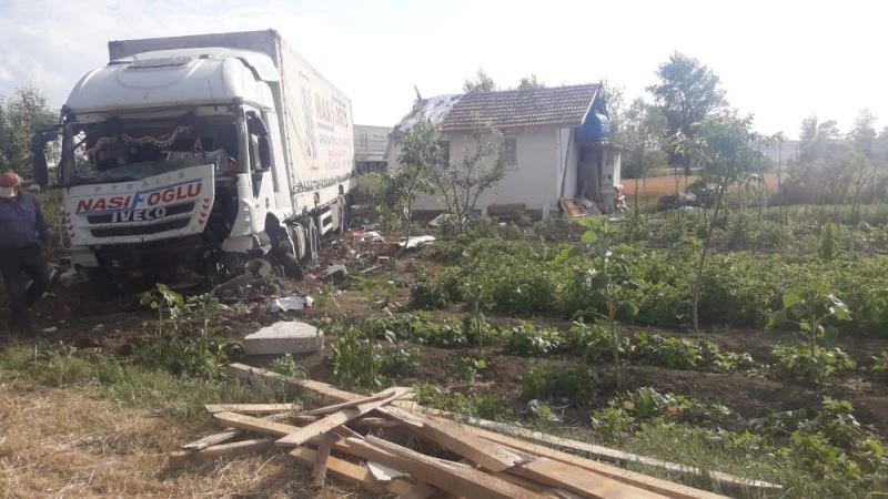 Kontrolden çıkan tır tarladaki evi çarptı
