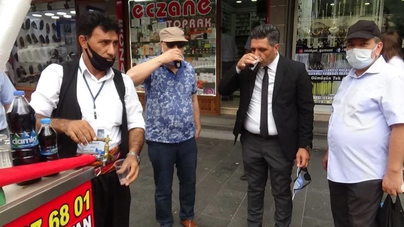 Diyarbakır’da şerbet satıcıları, kentin kültürünü yansıtan tek tip kıyafete geçti
