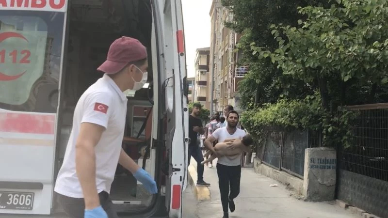 (Özel)  Nefes alamayan oğlunu ambulansa taşıyan babanın yürek yakan feryatları
