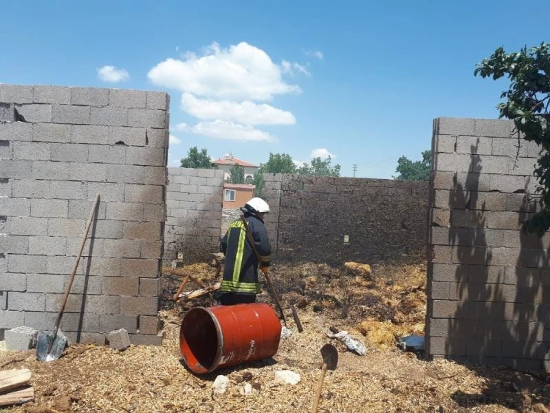 Karaman’da tutuşan kuru otlar saman balyalarını kül etti
