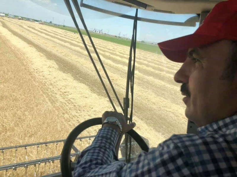 Başkan Altay, Altınekin’de çiftçilerin hasadına eşlik etti
