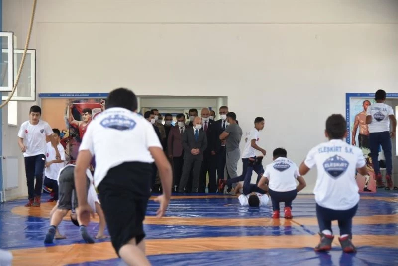 Vali Varol, Eleşkirt Bireysel Sporlar Merkezinde incelemelerde bulundu
