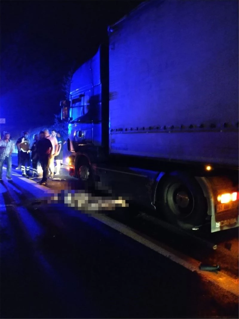 TEM’de, sürücü değiştirmek için tırdan inen 2 kişiye tır çarptı: 1 ölü, 1 yaralı
