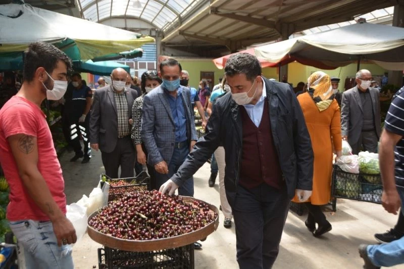Başkan Demir, kapalı halk pazarına birim müdürleriyle çıkartma yaptı
