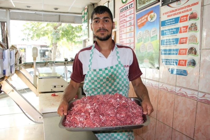 Elazığ’da kasapların kıyma mesaisi
