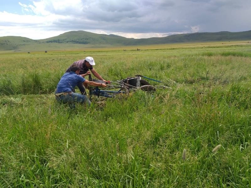 Kars’ta çiftçilerin ot biçme mesaisi sürüyor
