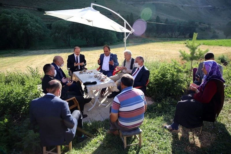 Vali Cüneyt Epcim, şehit aileleri ve 15 Temmuz gazisini ziyaret etti
