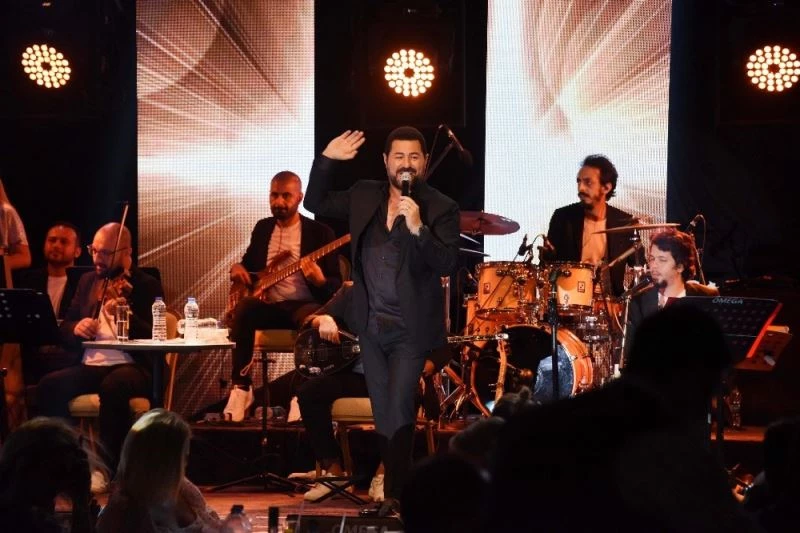 Bayram coşkusunu ünlü sanatçılarla kutladılar
