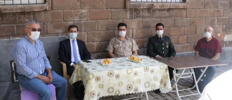 Kaymakam Erat’tan şehit ailelerine bayram ziyareti
