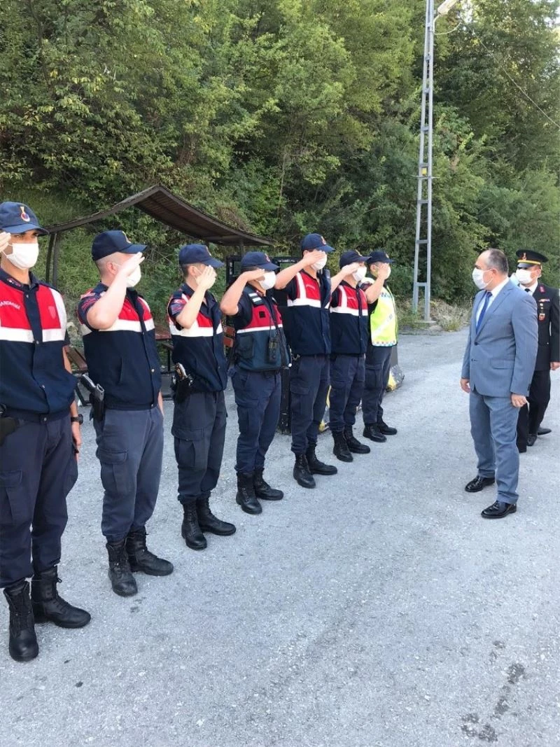 Kaymakam Altay, sürücülere ikramda bulundu
