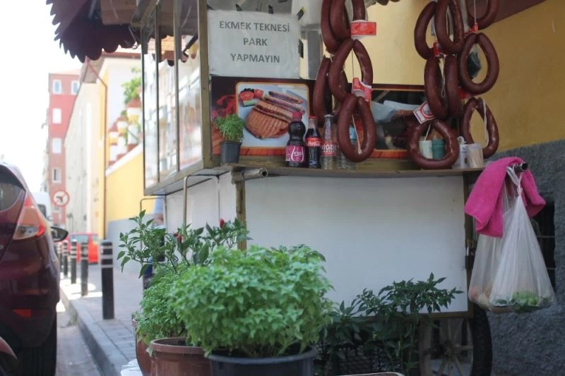 Aydınlı tostçu iş yerinde kendi bahçesini oluşturdu
