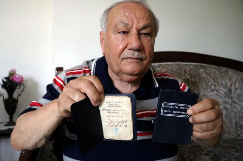 Sınavla aldığı bisiklet ehliyetini 60 yıldır saklıyor