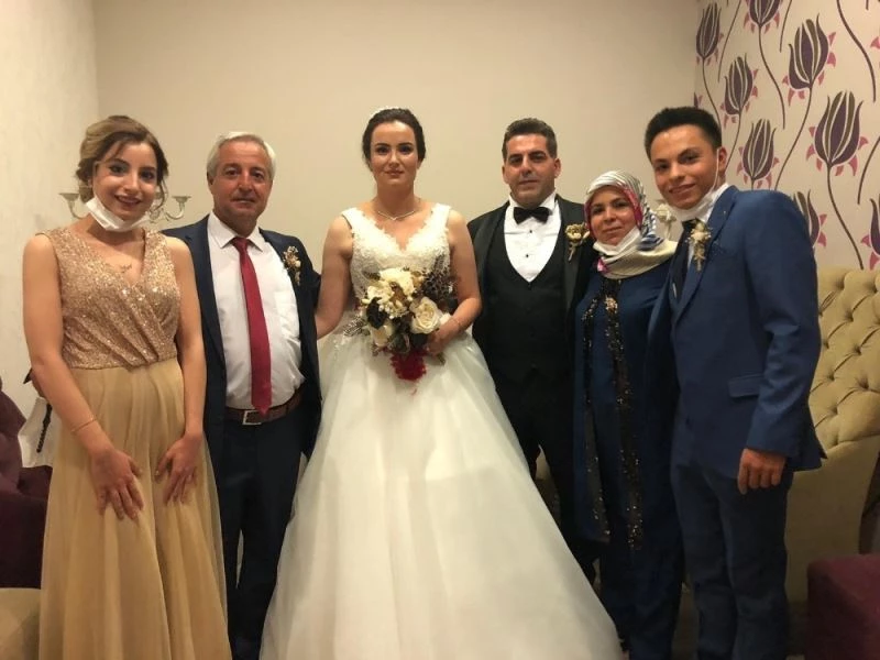 Gelin ve damada altın yerine rende ve süzgeç taktılar
