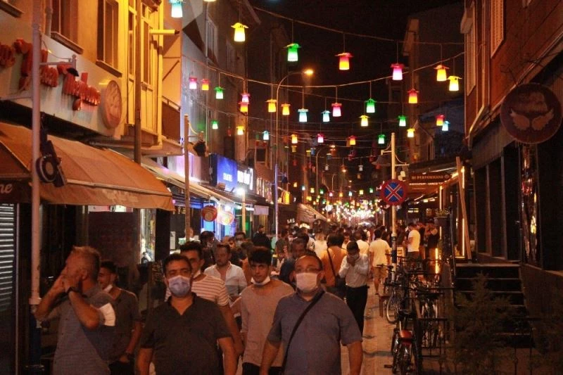 Eskişehir’de tedbirsiz gece kalabalıkları
