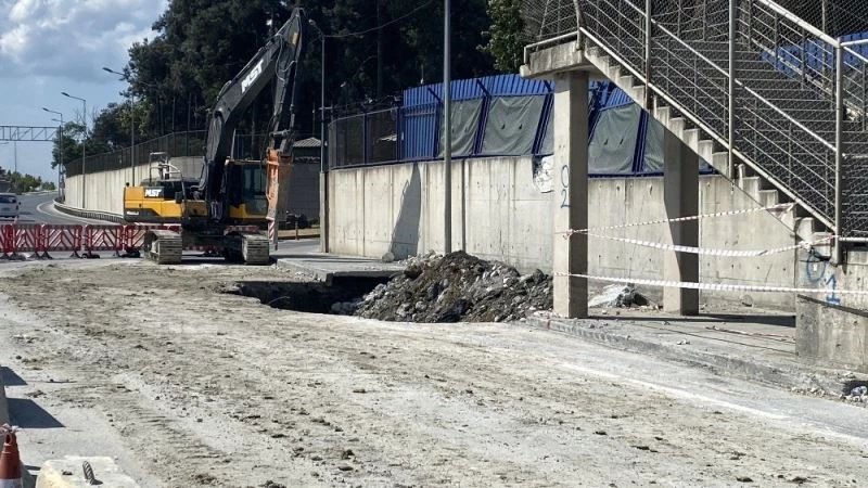 Üst geçidin çöktüğü yerde çalışmalar devam ediyor
