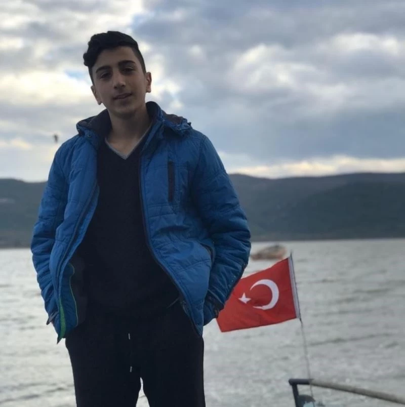 İkiye bölünen otomobilin sürücüsü ve arkadaşı hayatını kaybetti
