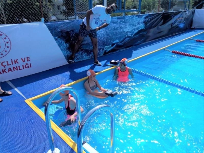 Çocuklar portatif havuzlarda yüzme öğreniyor
