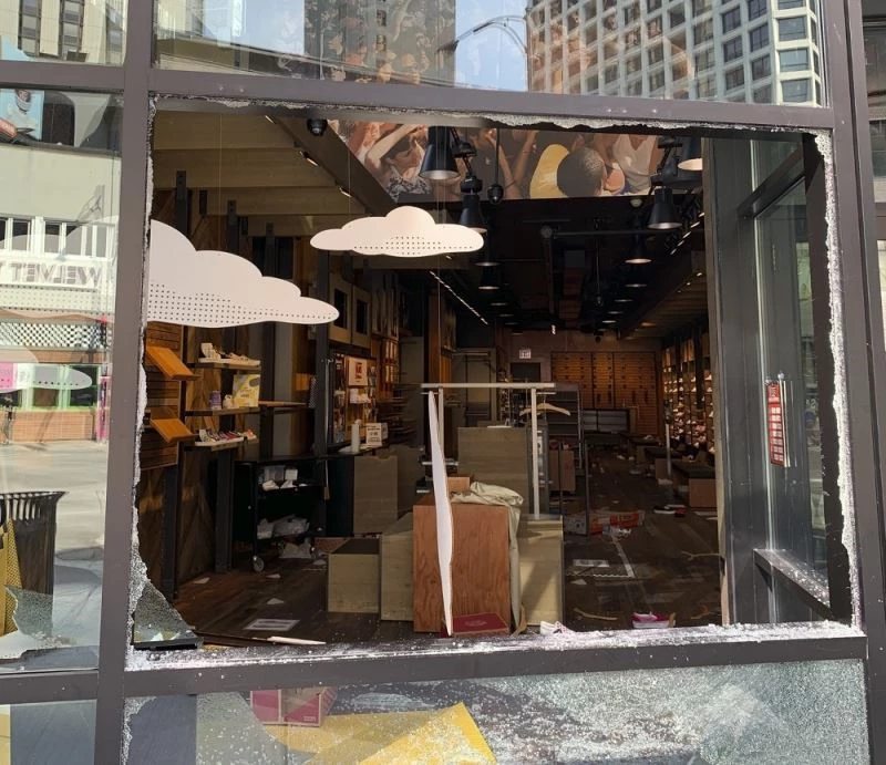 ABD’de lüks mağazalar yağmalandı
