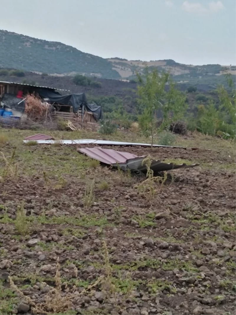 Kuvvetli rüzgar ve sağanak bir evin çatısını uçurdu, su baskınına neden oldu
