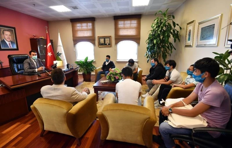 Doğu Türkistanlı Öğrencilerden Dündar’a teşekkür
