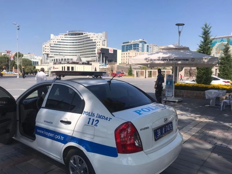 Polis ekipleri vatandaşları maske takmaları konusunda megafonla uyardı
