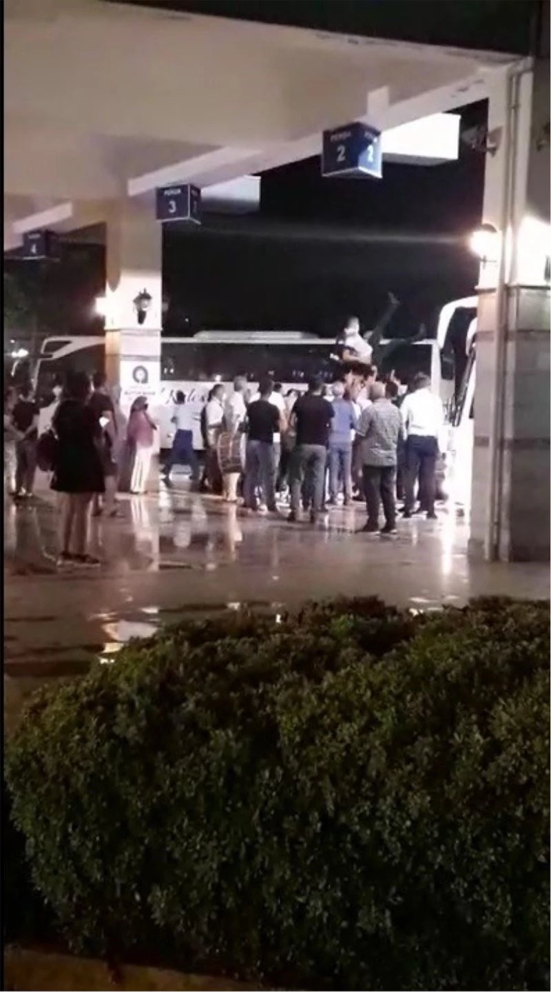 Asker uğurlamasında sosyal mesafe hiçe sayıldı
