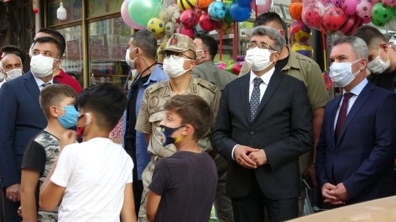 Vali Bilmez balkonda oturan kadınları uyardı: 