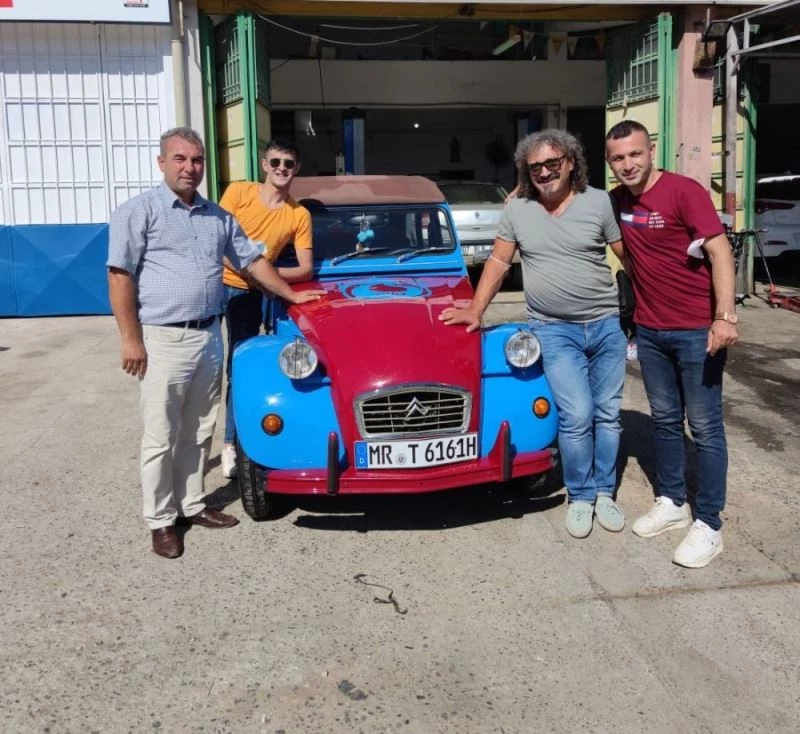 Bordo ve maviyle süslediği arabasıyla Almanya’dan Mardin’e geldi
