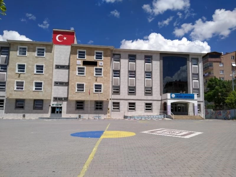 Cacabey Ortaokulu’nun 40 öğrencisi, Fen Lisesi hakkı kazandı
