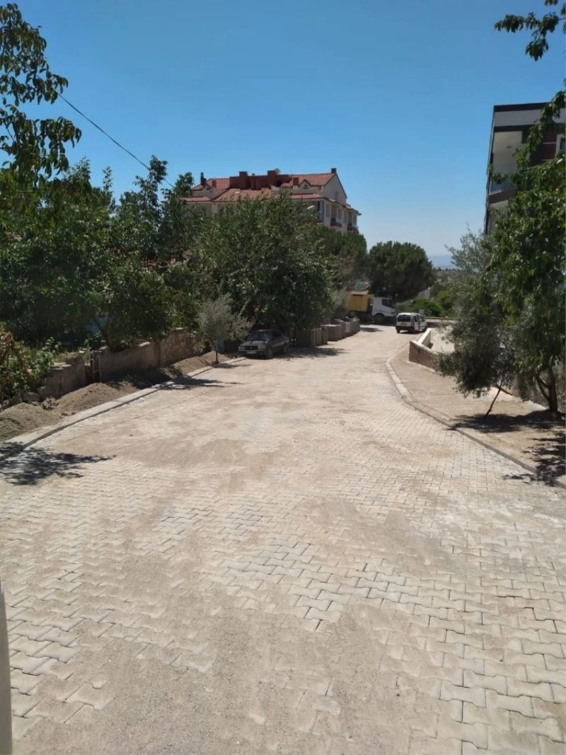 Gördes yolları çamur ve tozdan kurtuldu
