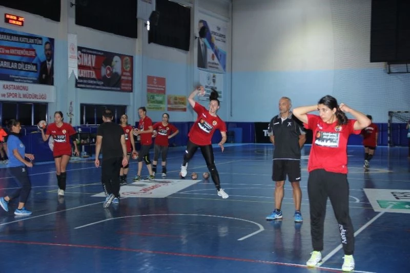 Helle Thomsen takımla ilk idmanına çıktı
