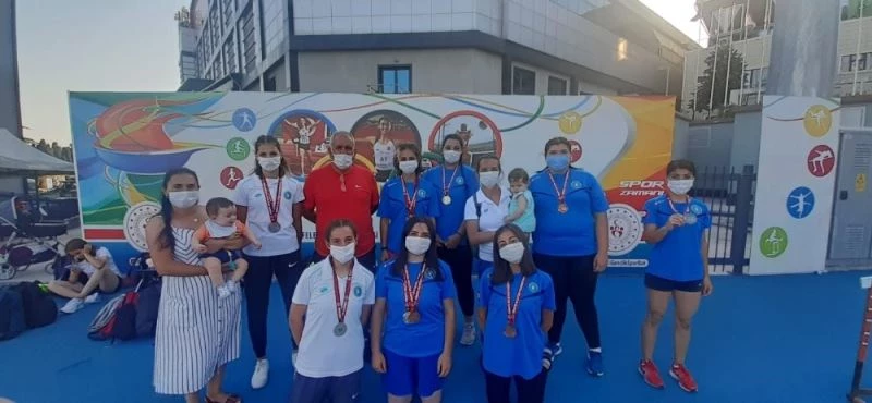 Gençler pistin tozunu attı
