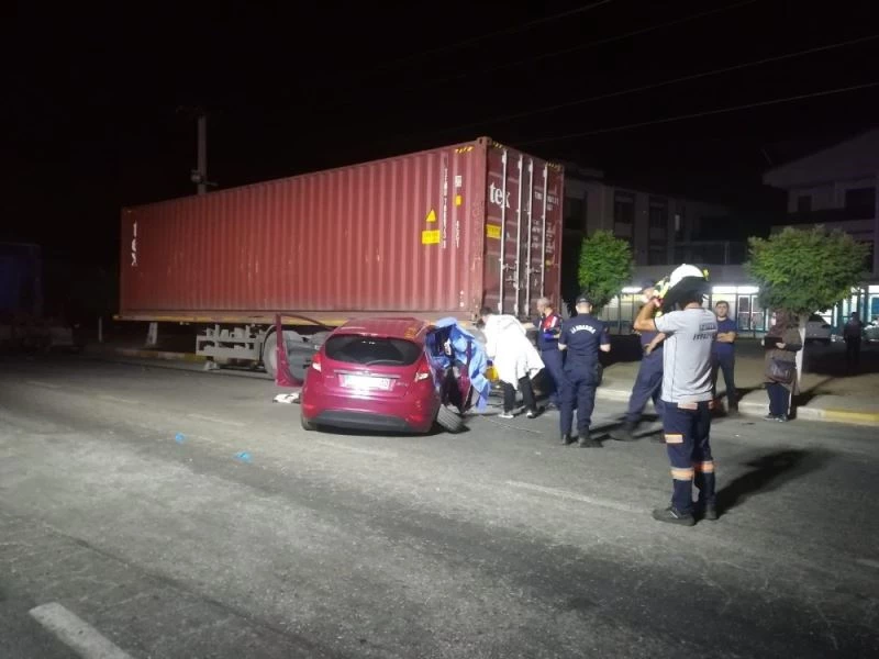 Otomobil yol kenarındaki tır dorsesine çarptı: 1 ölü, 1 yaralı
