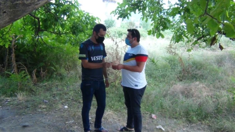 Yolda buldukları dövizin sahibini arıyorlar
