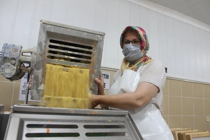 Vücudun ihtiyacına göre sebze püreli makarna üretiyor
