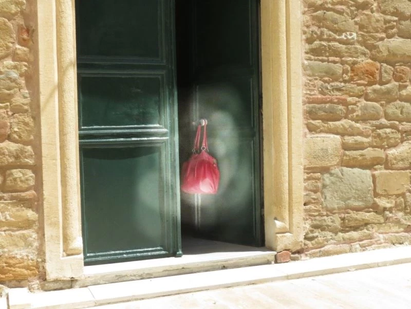 Namaza geldiler, cami kapısında asılı çantayı görünce şoke oldular
